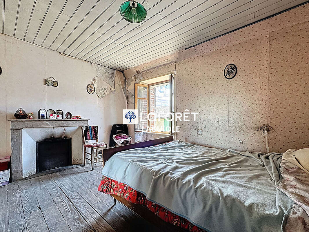 Maison à SAINTE-GENEVIEVE-SUR-ARGENCE