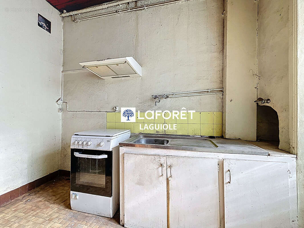 Maison à SAINTE-GENEVIEVE-SUR-ARGENCE