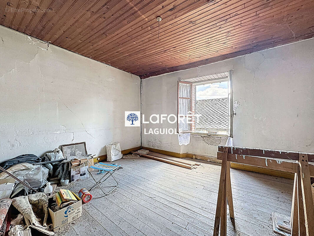 Maison à SAINTE-GENEVIEVE-SUR-ARGENCE