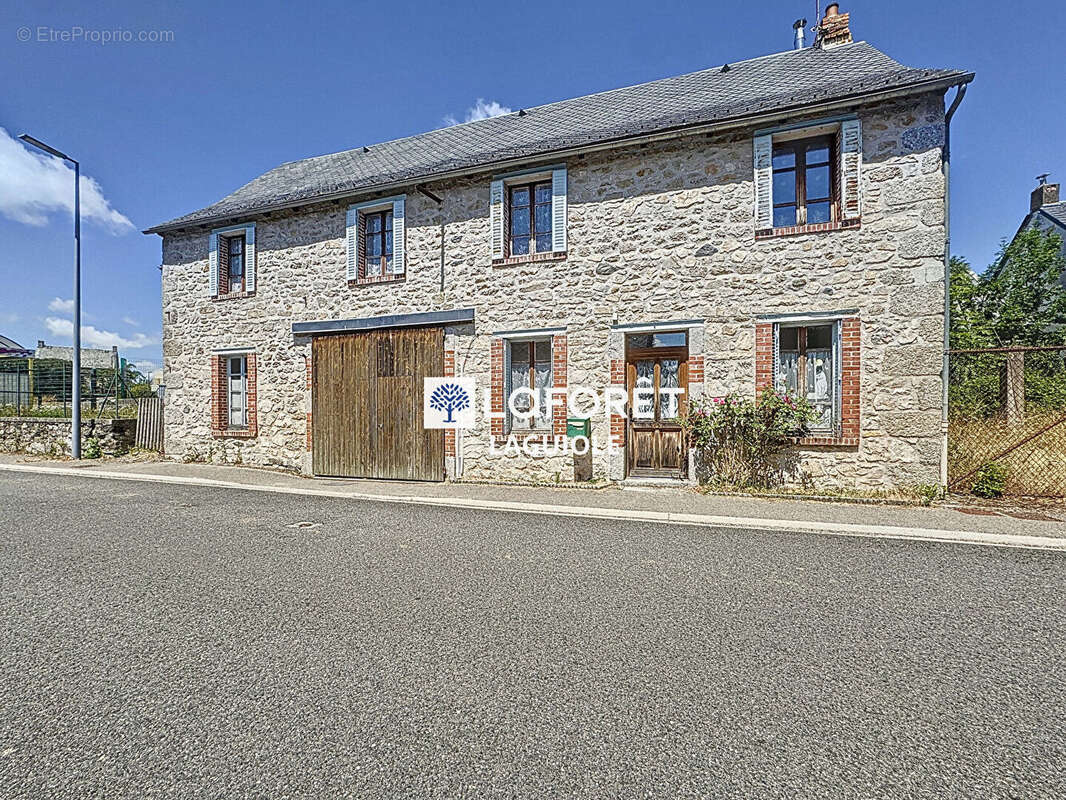 Maison à SAINTE-GENEVIEVE-SUR-ARGENCE