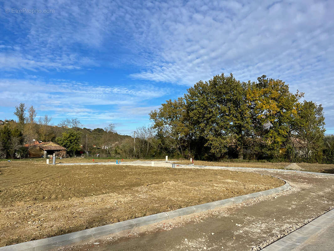 Terrain à AYGUESVIVES
