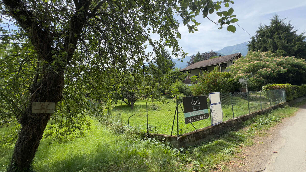 Terrain à LA TERRASSE