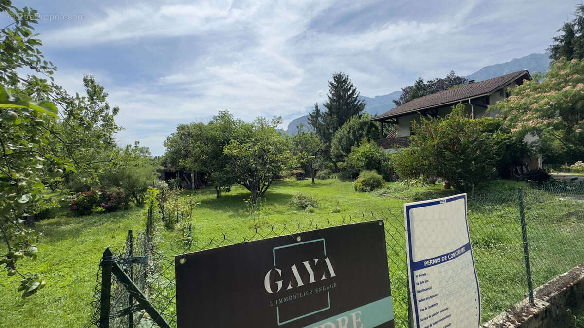 Terrain à LA TERRASSE