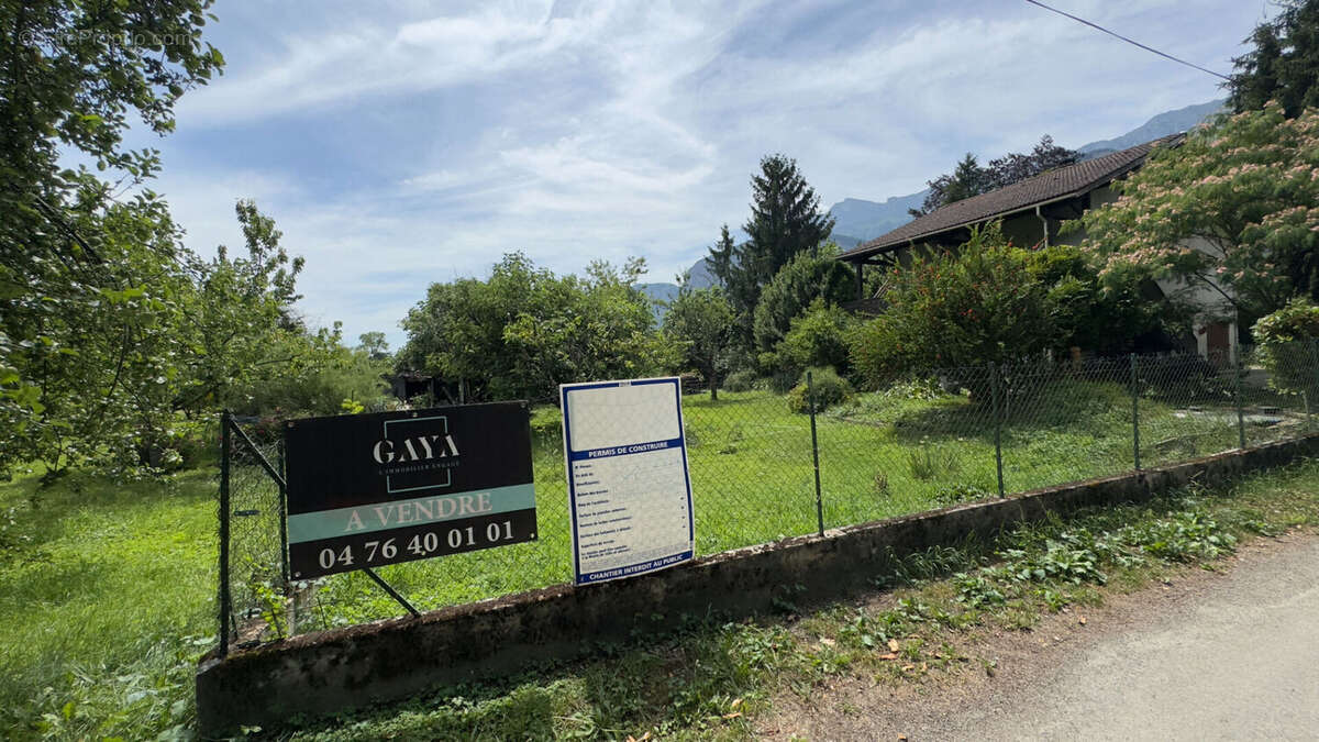 Terrain à LA TERRASSE