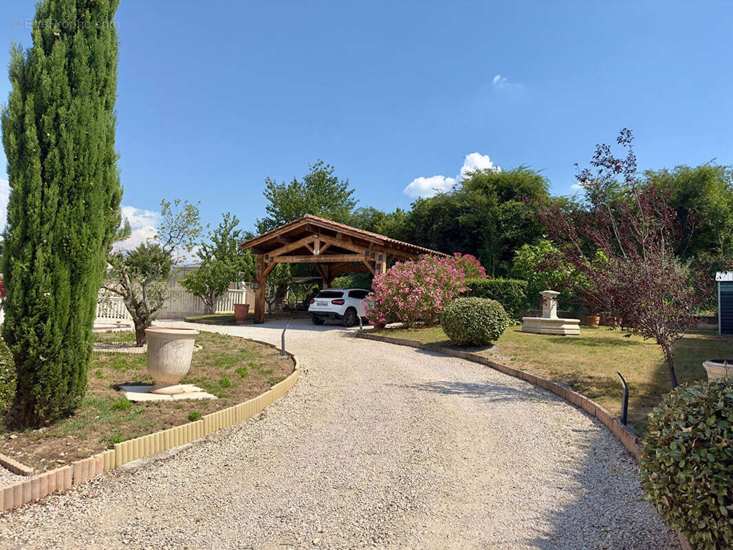 Maison à SAINTE-CECILE-LES-VIGNES