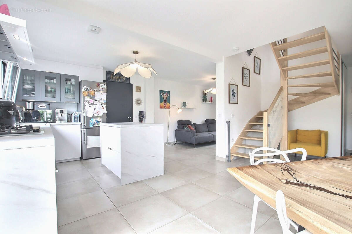 Maison à LA ROCHE-SUR-FORON