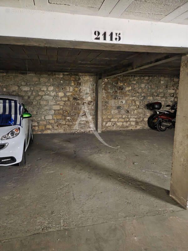 Parking à PARIS-11E