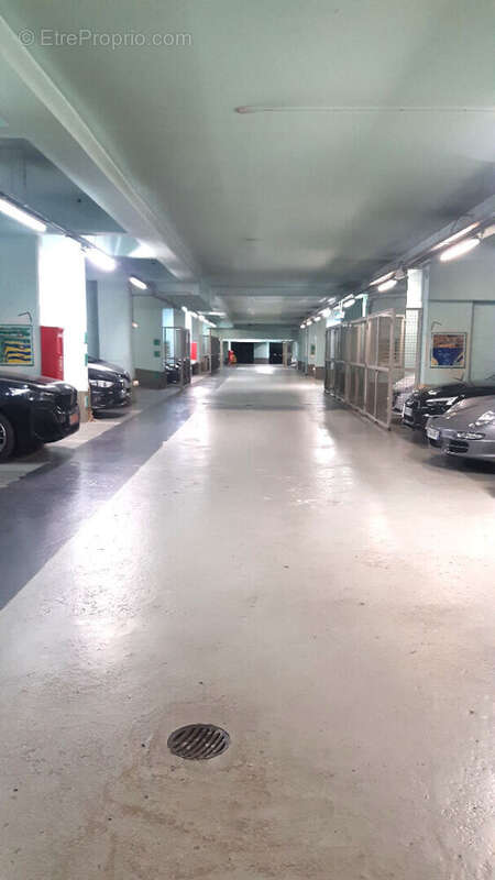 Parking à PARIS-16E