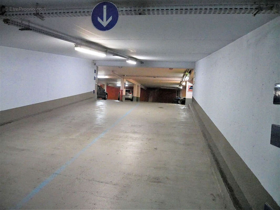 Parking à PARIS-16E