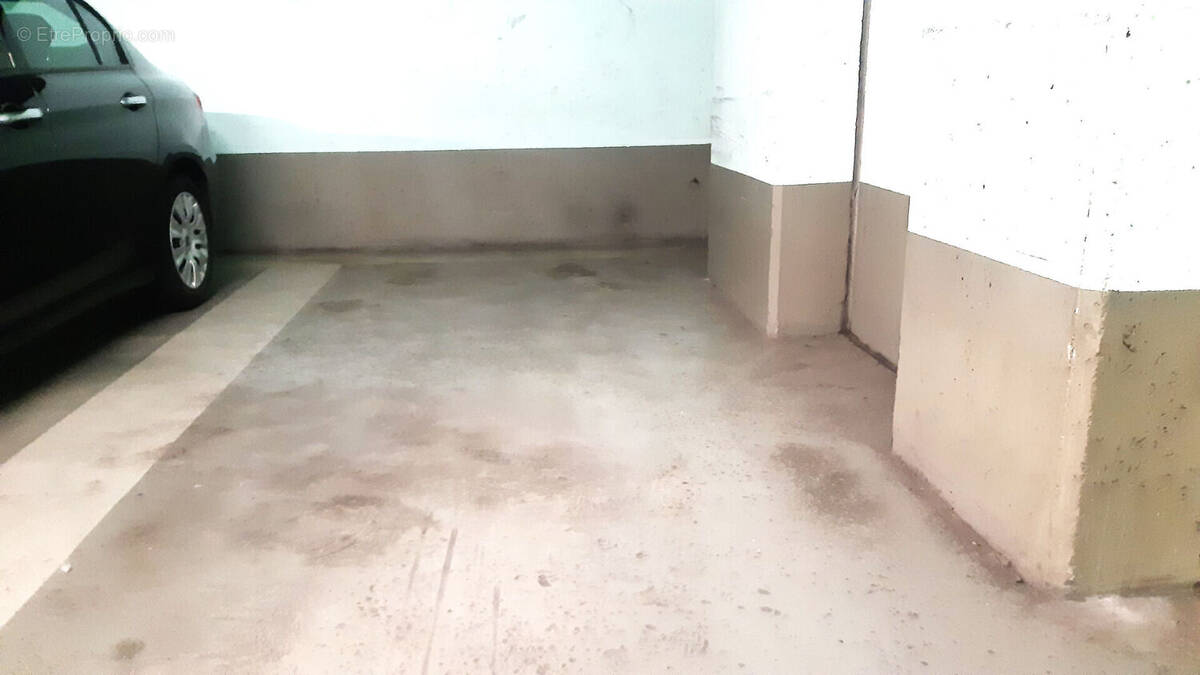 Parking à PARIS-16E