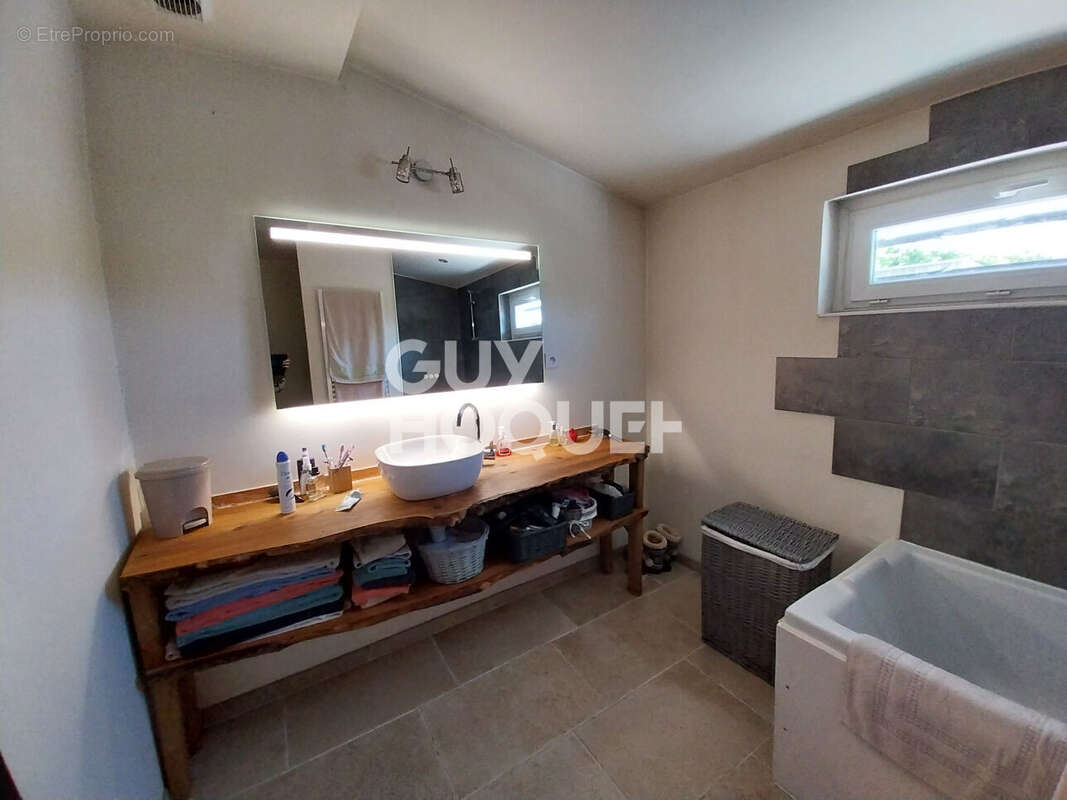 Maison à JAU-DIGNAC-ET-LOIRAC