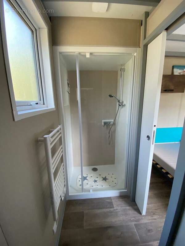 salle d&#039;eau invité - Maison à SAINT-HILAIRE-DE-RIEZ