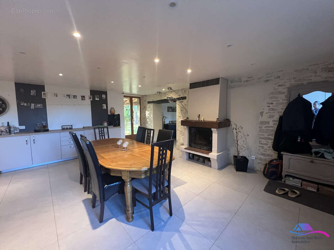 SALLE A MANGER - Maison à SAINT-BAUDEL