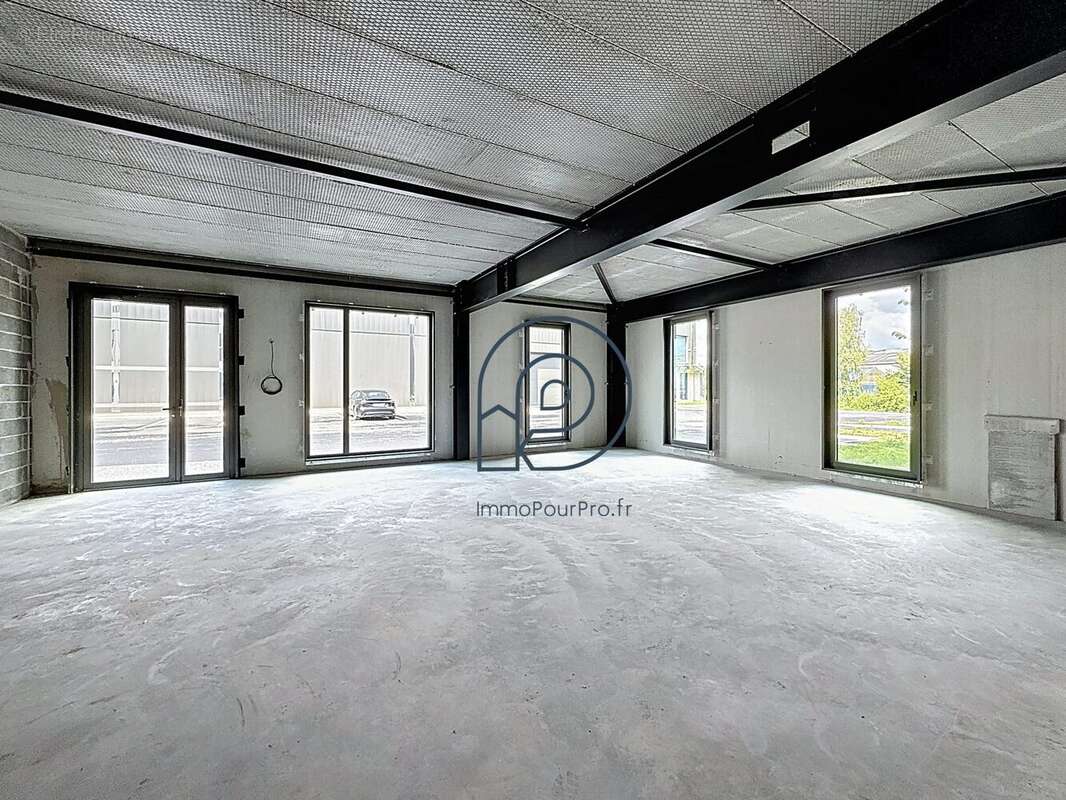 B1 - Commerce à LEERS