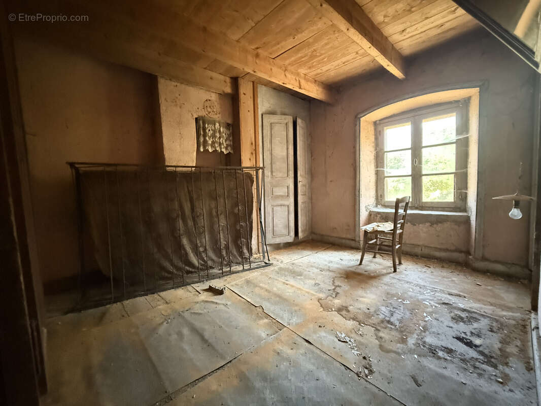 Maison à SAINT-JULIEN-CHAPTEUIL