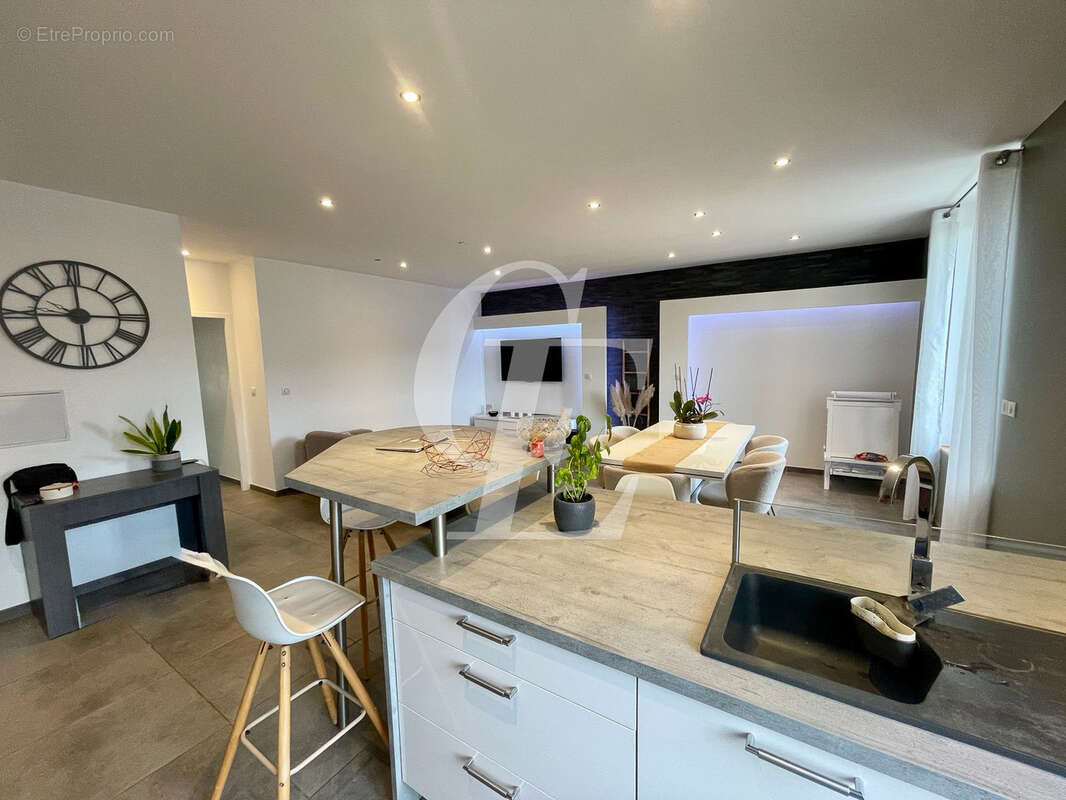 Appartement à LE CHAMBON-FEUGEROLLES