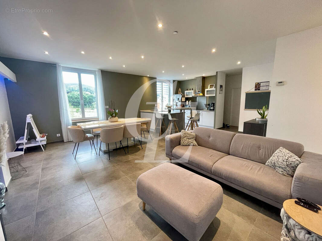 Appartement à LE CHAMBON-FEUGEROLLES