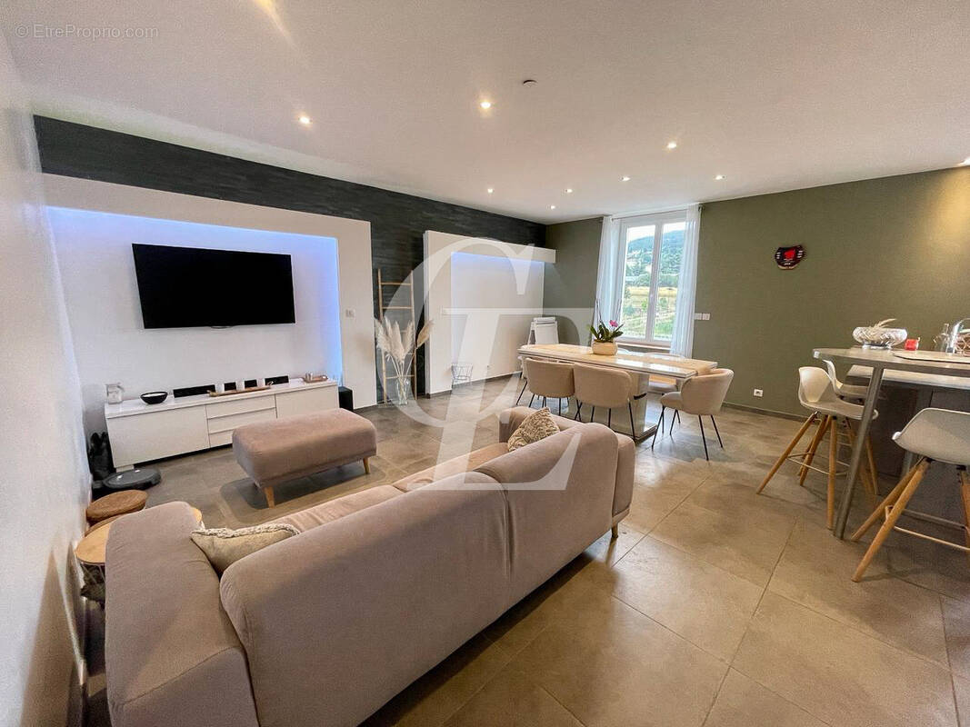 Appartement à LE CHAMBON-FEUGEROLLES