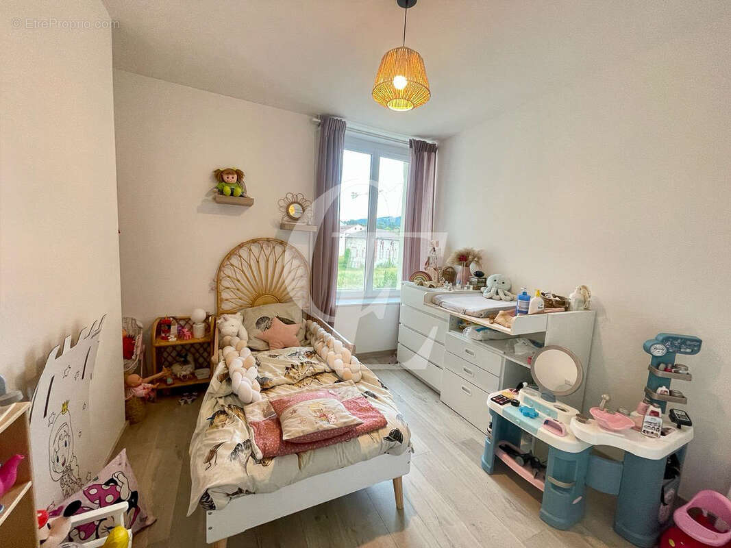 Appartement à LE CHAMBON-FEUGEROLLES