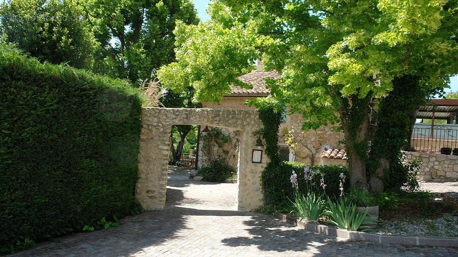 Commerce à MOUSTIERS-SAINTE-MARIE