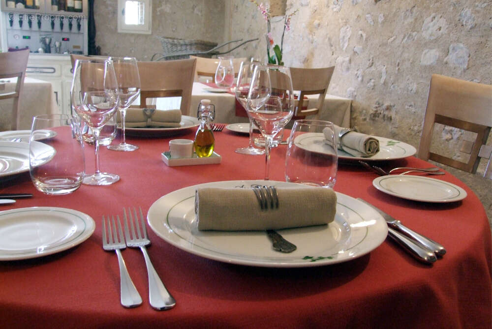 Commerce à MOUSTIERS-SAINTE-MARIE