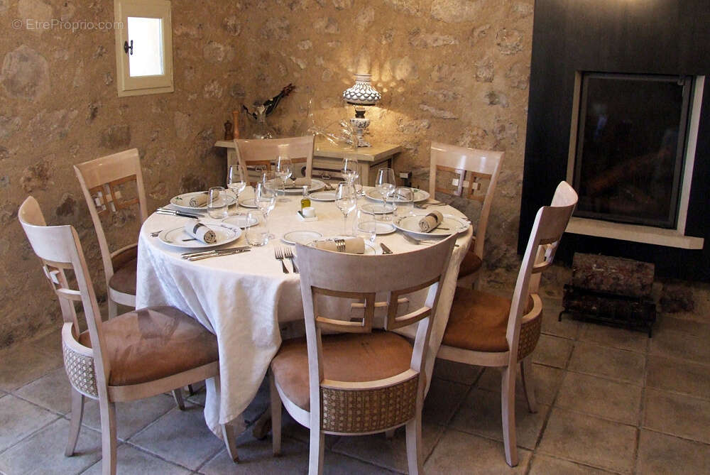 Commerce à MOUSTIERS-SAINTE-MARIE