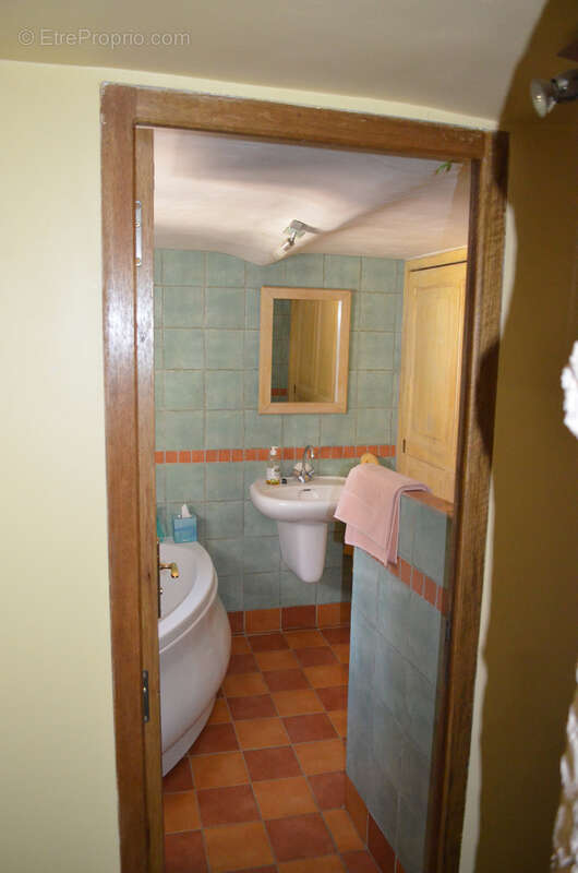 Commerce à MOUSTIERS-SAINTE-MARIE