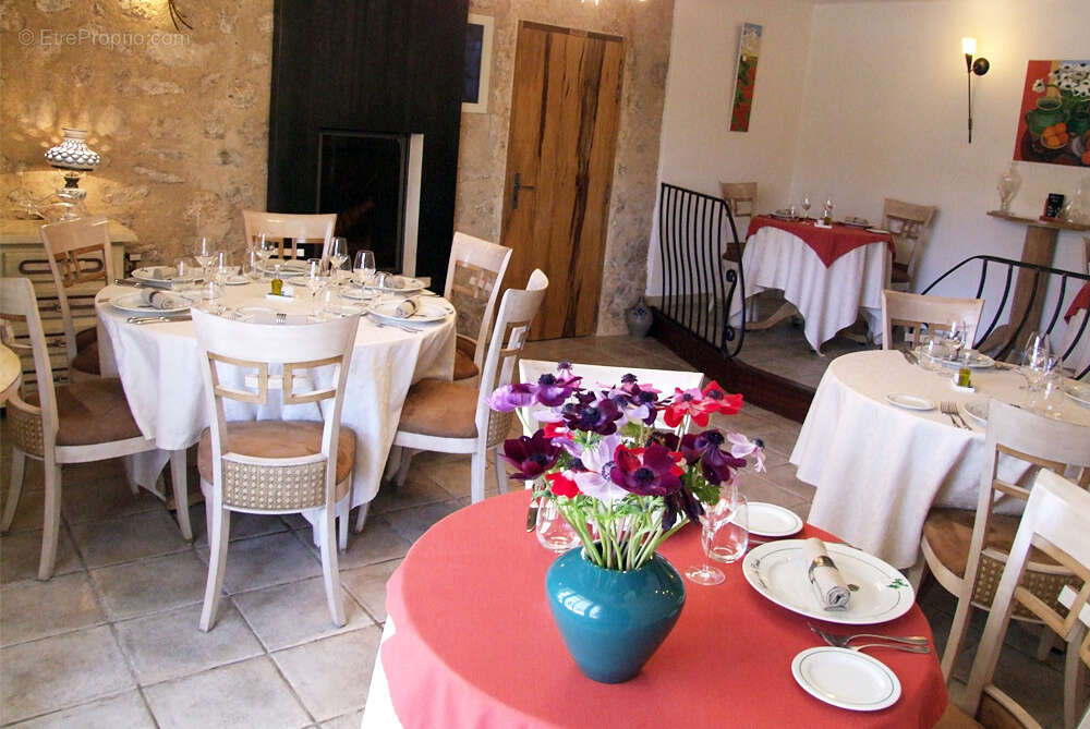 Commerce à MOUSTIERS-SAINTE-MARIE