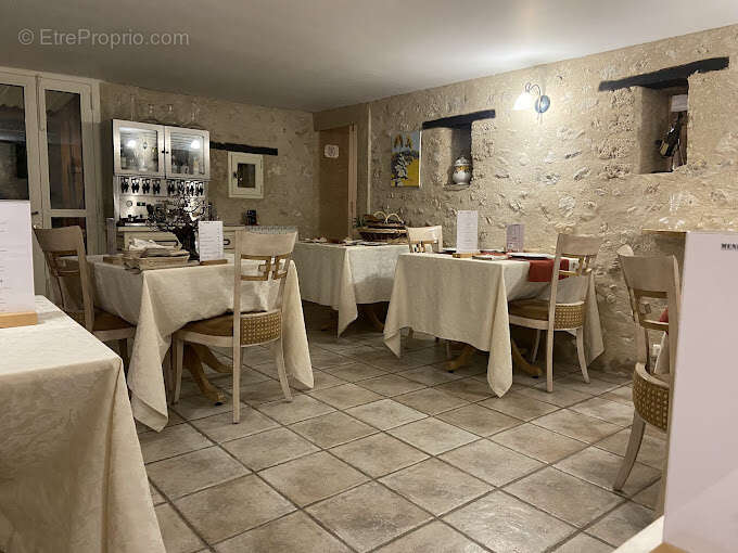 Commerce à MOUSTIERS-SAINTE-MARIE