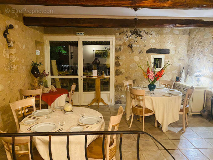 Commerce à MOUSTIERS-SAINTE-MARIE