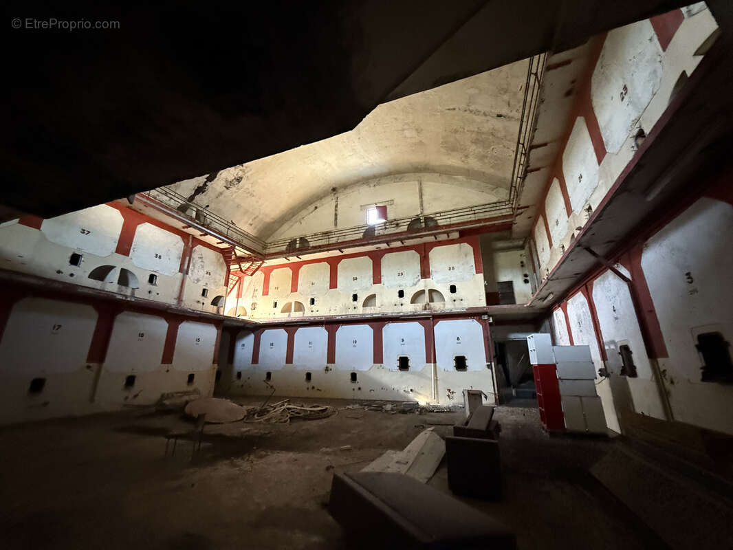 Commerce à SAINT-LAURENT-D&#039;ARCE