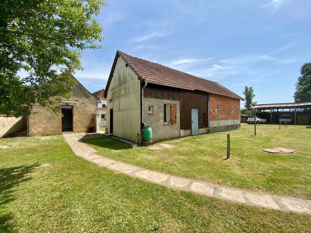 Maison à SAINT-CHAMASSY