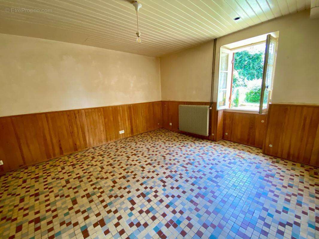 Maison à SAINT-CHAMASSY