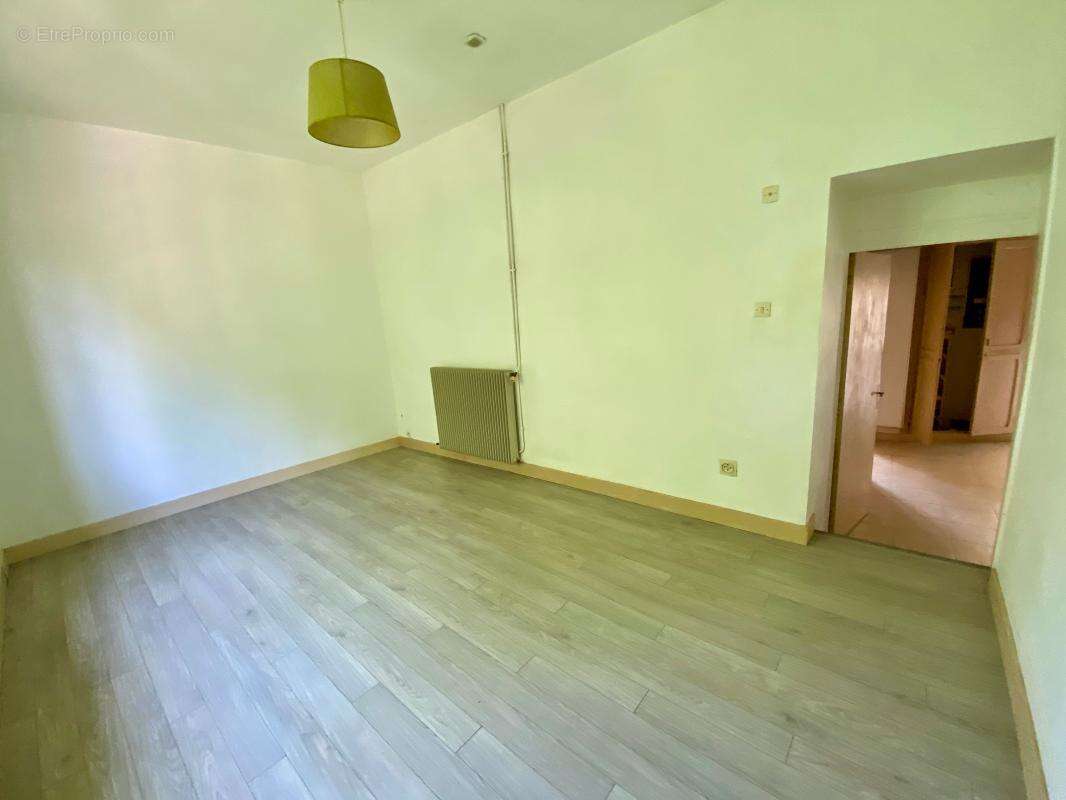 Maison à SAINT-CHAMASSY