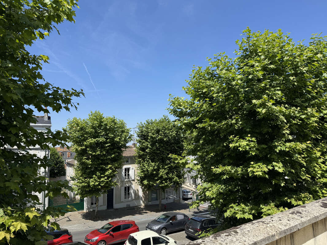 Appartement à BARBEZIEUX-SAINT-HILAIRE