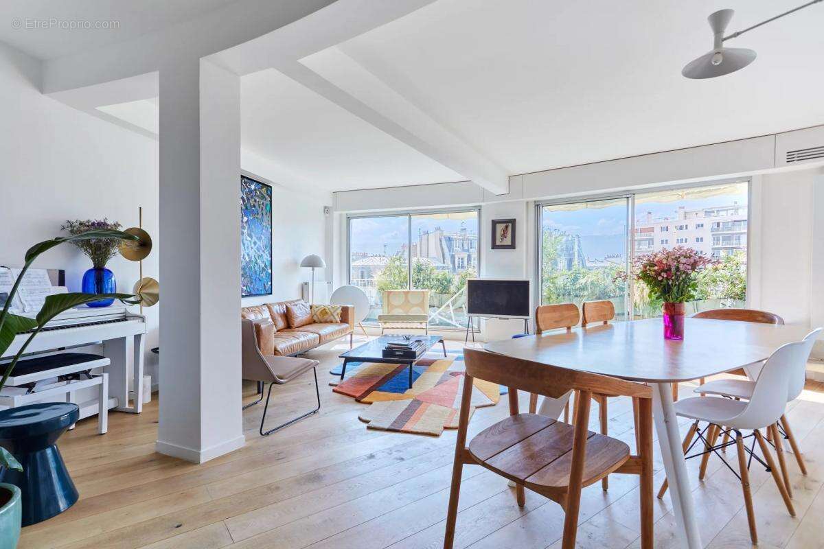 Appartement à PARIS-16E