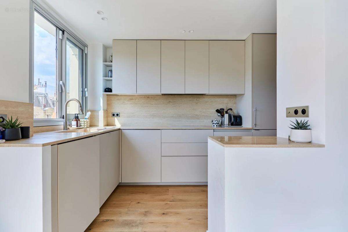 Appartement à PARIS-16E