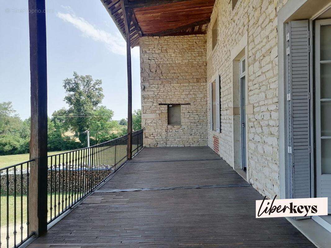 Maison à CHAVANNES-SUR-REYSSOUZE