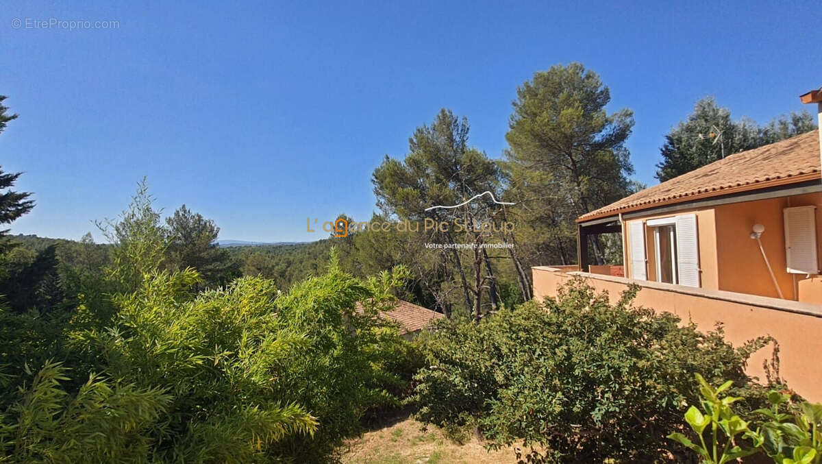 Maison à SAINT-CLEMENT-DE-RIVIERE