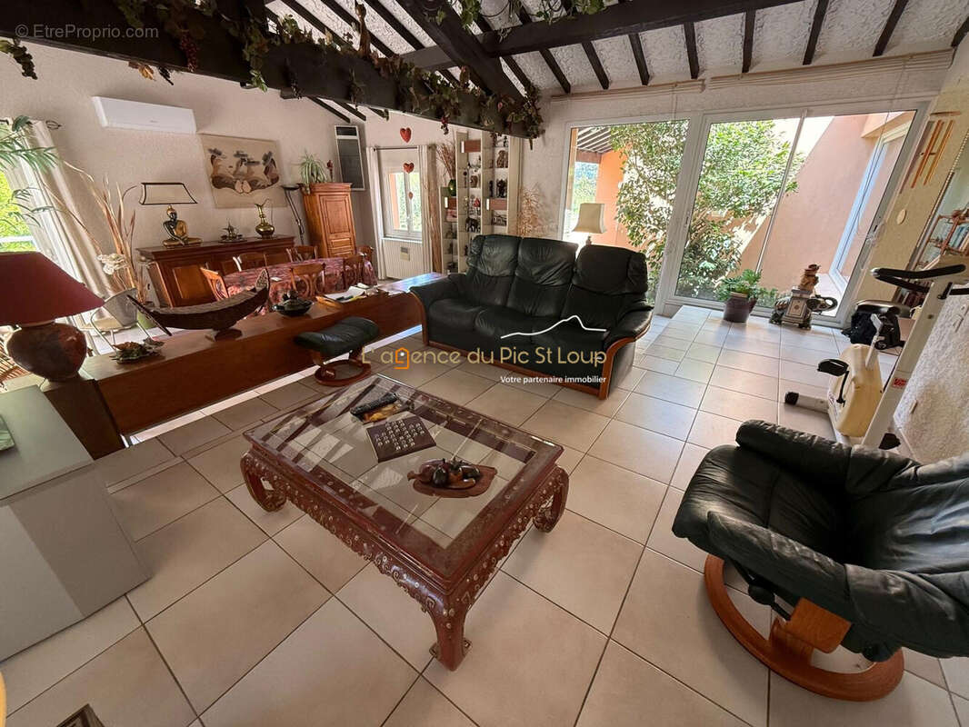 Maison à SAINT-CLEMENT-DE-RIVIERE