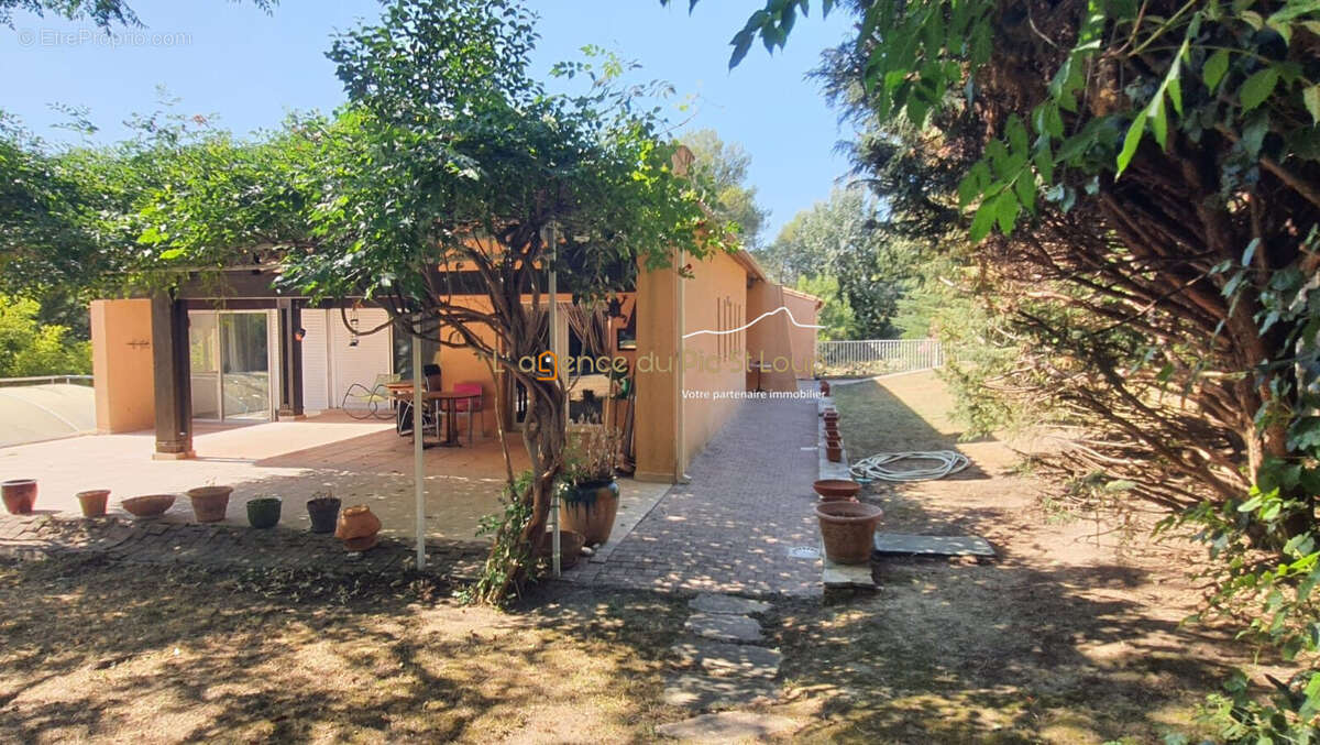 Maison à SAINT-CLEMENT-DE-RIVIERE