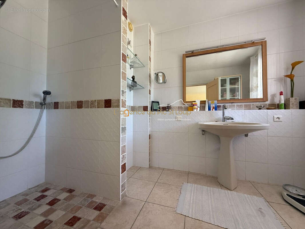 Maison à SAINT-CLEMENT-DE-RIVIERE