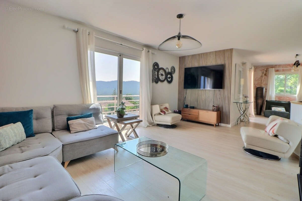 Maison à BAGNOLS-EN-FORET