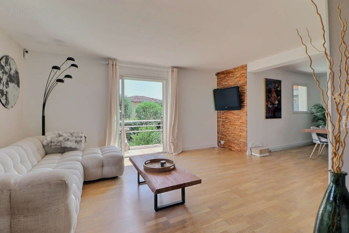 Maison à BAGNOLS-EN-FORET