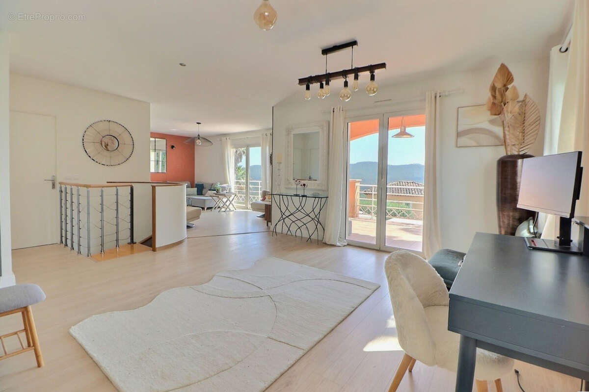 Maison à BAGNOLS-EN-FORET