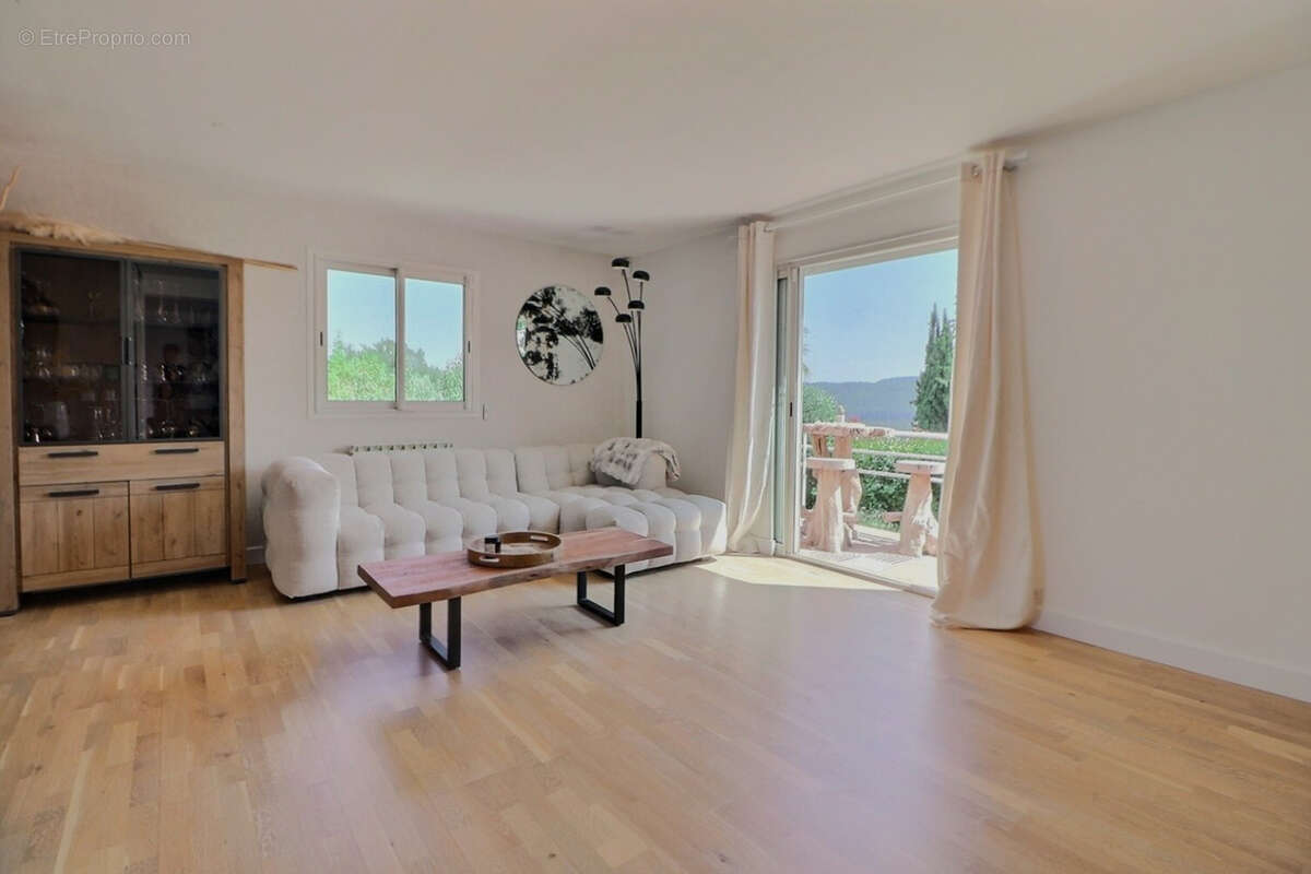 Maison à BAGNOLS-EN-FORET