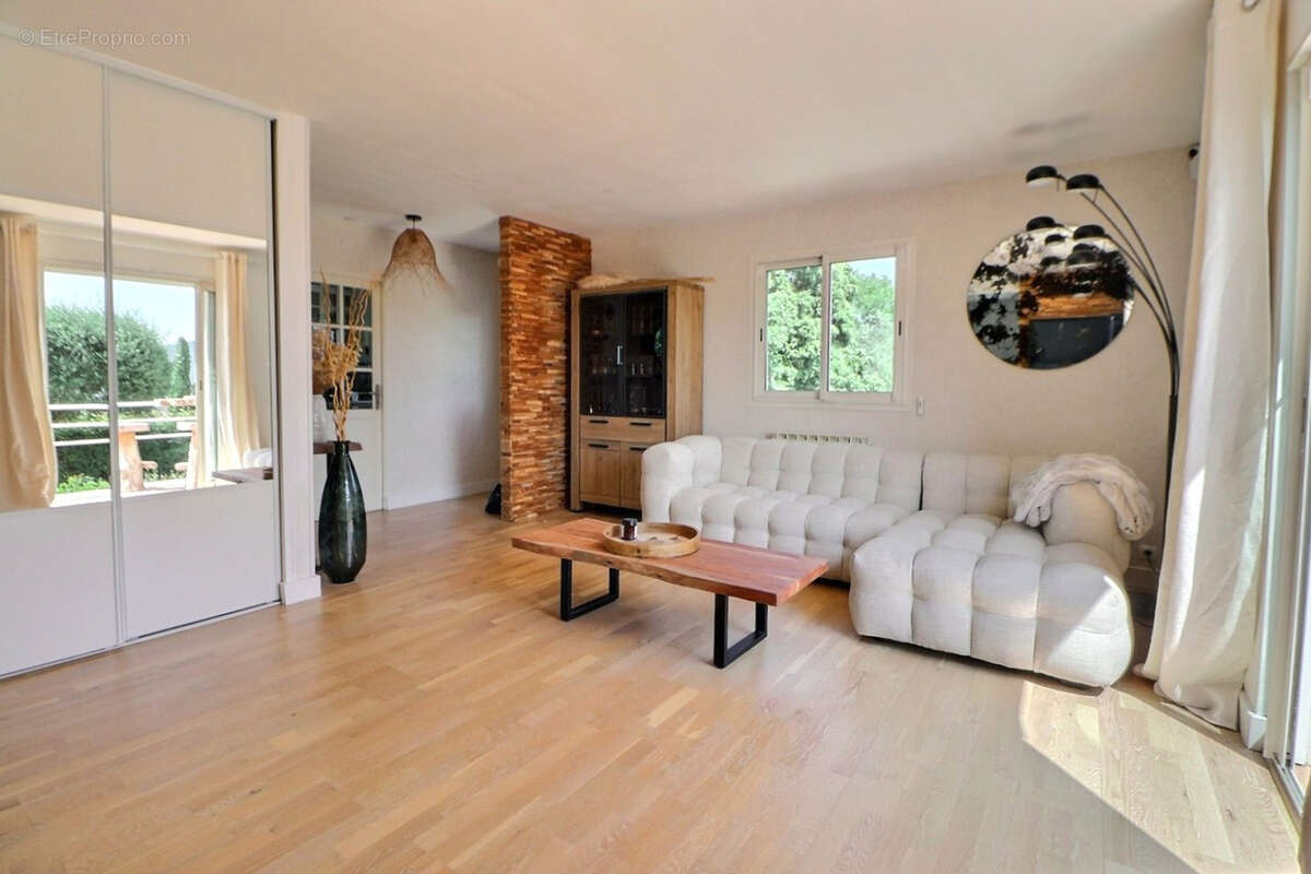 Maison à BAGNOLS-EN-FORET