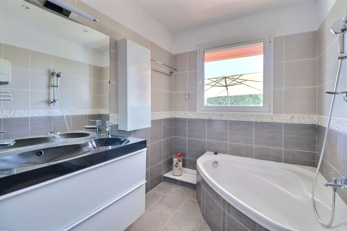 Maison à BAGNOLS-EN-FORET