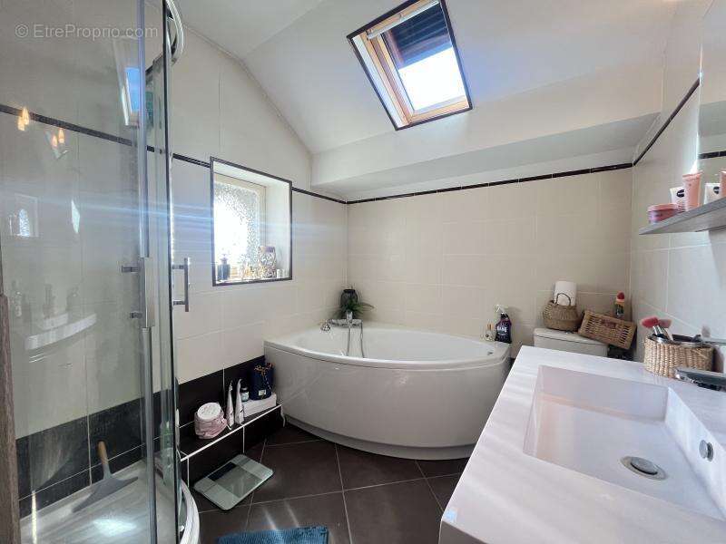 Maison à SAINT-DENIS-DE-L&#039;HOTEL