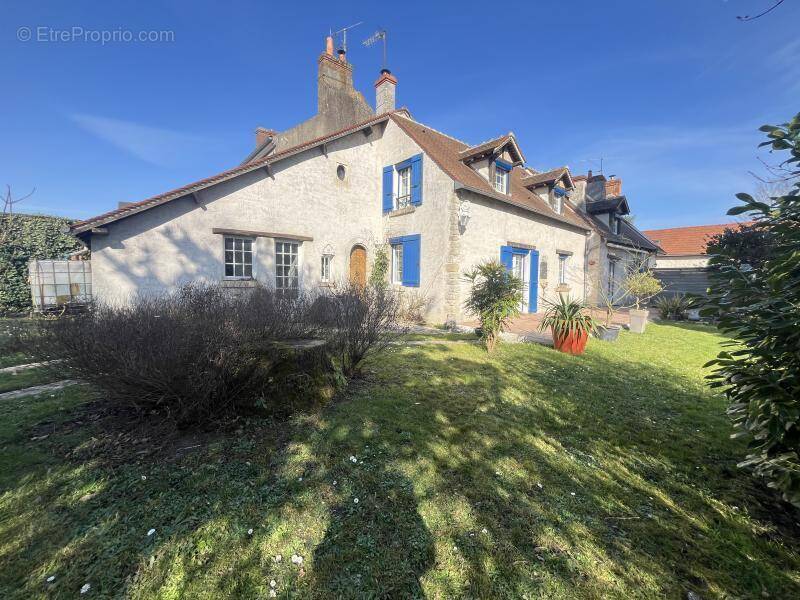 Maison à SAINT-DENIS-DE-L&#039;HOTEL